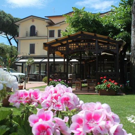 Hotel Virginia Marina di Massa Luaran gambar
